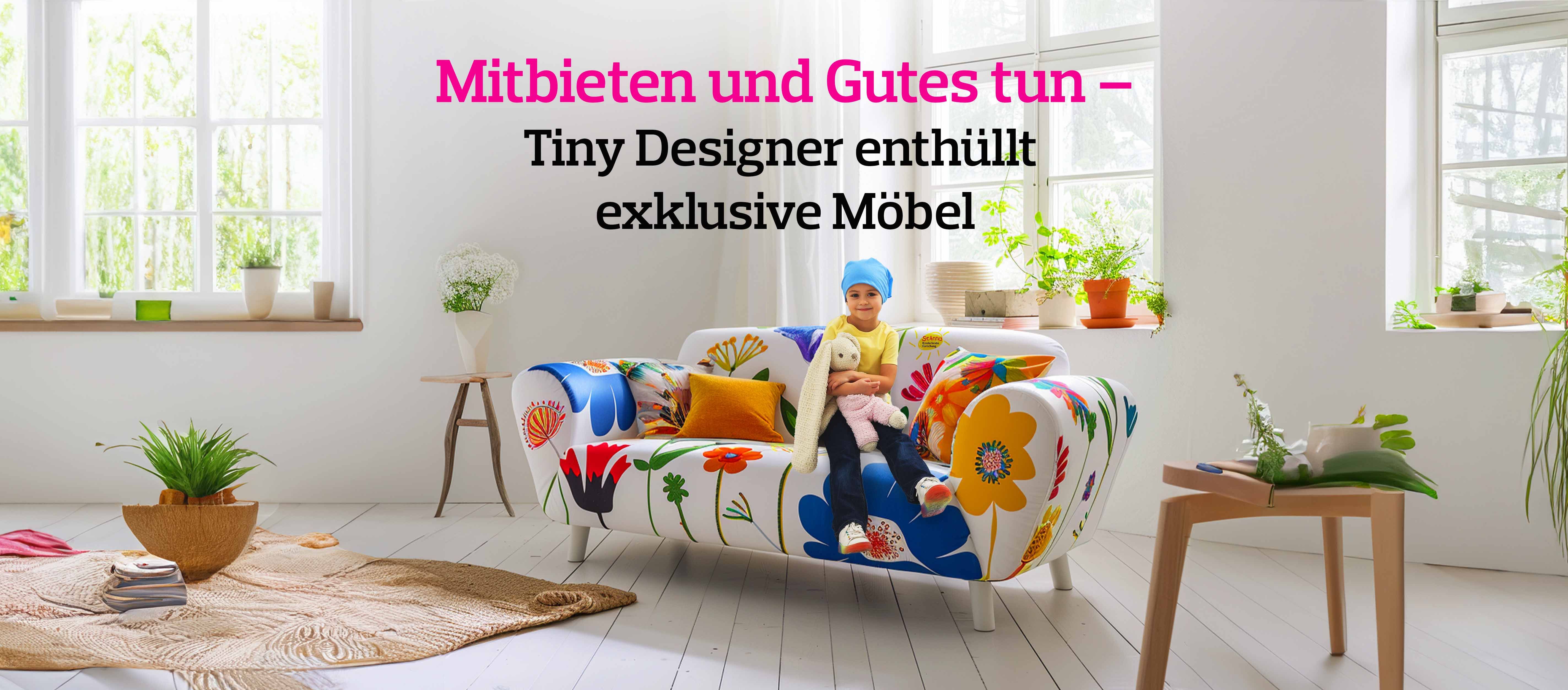 In einem hell-beleuchtenen Raum sitzt ein Kind mit einem Kuscheltier auf einem bunten Sofa.