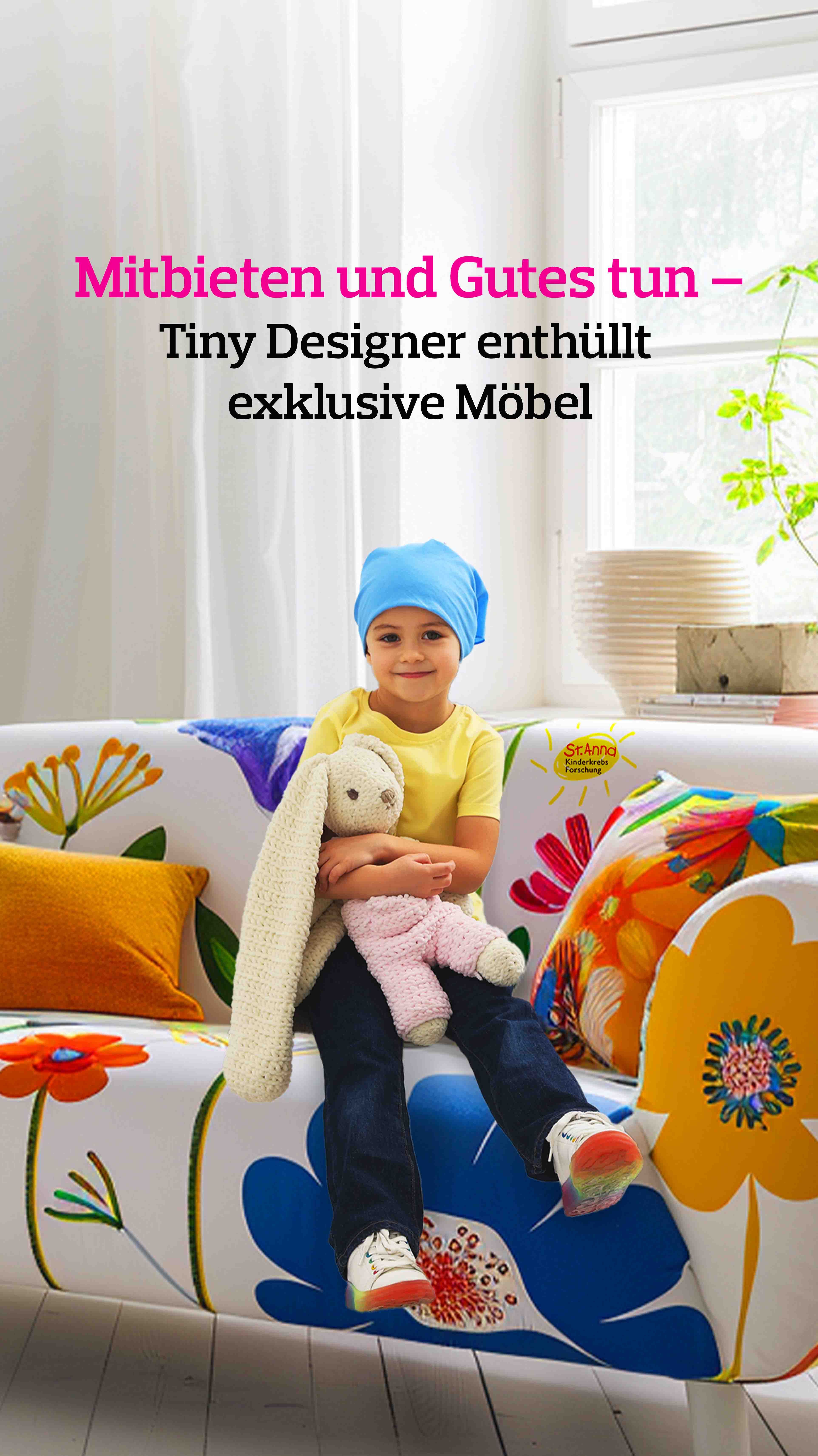 In einem hell-beleuchtenen Raum sitzt ein Kind mit einem Kuscheltier auf einem bunten Sofa.